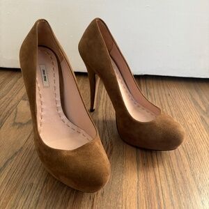 MIU MIU CAMEL SUEDE PUMPS